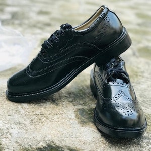 Herren Handgefertigte Scottish Schwarz Echtleder Ghillie Brogues Schuhe Kleid Schuhe Größe: (5 bis 12)
