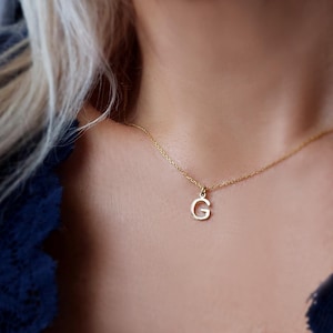 Collar con inicial personalizado, collar con inicial pequeña, collar con monograma diminuto, regalo personalizado para esposa, collar con inicial minimalista