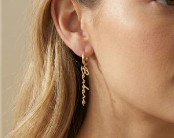 Vertikala örhängen i 14k guld med namn: Anpassade initialhängen i sterlingsilver