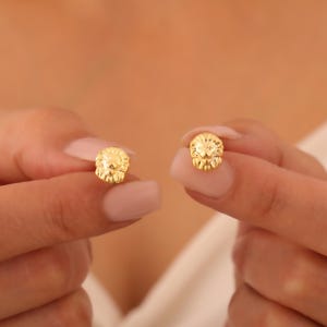 Minimalistische Sterling Silber Löwe Ohrstecker: Leo Sternzeichen Schmuck