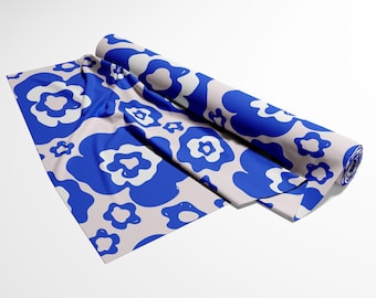 Tela ecológica con estampado floral abstracto azul sobre fondo rosa pálido: tela de licra reciclada para trajes de baño, ropa deportiva y más, Carvico