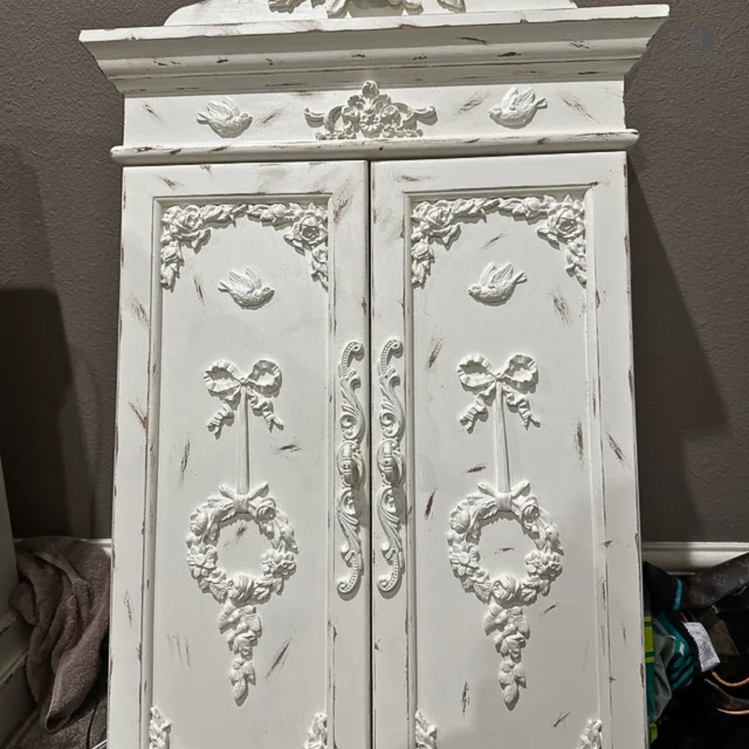 Victorian Wall Elegant Vintage Style, Distressed Wall