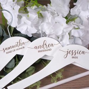 Brautjungfer Kleiderbügel, Brautjungfer Kleiderbügel aus Holz, personalisierte Hochzeit Kleiderbügel, Brautjungfer Geschenke, benutzerdefinierte Braut Kleiderbügel, Brautjungfer Vorschlag