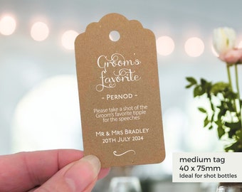 Gepersonaliseerde bruidegom's favoriete medium tags, bruiloftsgasttags voor miniatuur shotflessen, 40x75mm, Amerikaanse spelling, Kraft, zwart of wit print