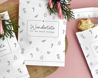 Può includere: Tre sacchetti di carta bianca con disegni a linee nere di icone natalizie. Ogni sacchetto presenta un'etichetta rettangolare con il testo Wundertüte e destinatari. Decorazioni con rametti di pino e bastoncini di zucchero. Testo: DIY WUNDERTÜTE WEIHNACHTEN, 15 VARIANTEN FÜR KOLLEGEN, FREUNDE & FAMILIE, PDF, SOFORT DOWNLOAD PRINT A4.