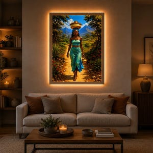 Könnte beinhalten: Ein rechteckiges Wandbild, das eine Person zeigt, die auf einem Feldweg durch eine üppige Landschaft geht und eine goldene Schale auf dem Kopf trägt. Das Kunstwerk ist gerahmt und von einem warmen LED-Lichtstreifen umrandet.