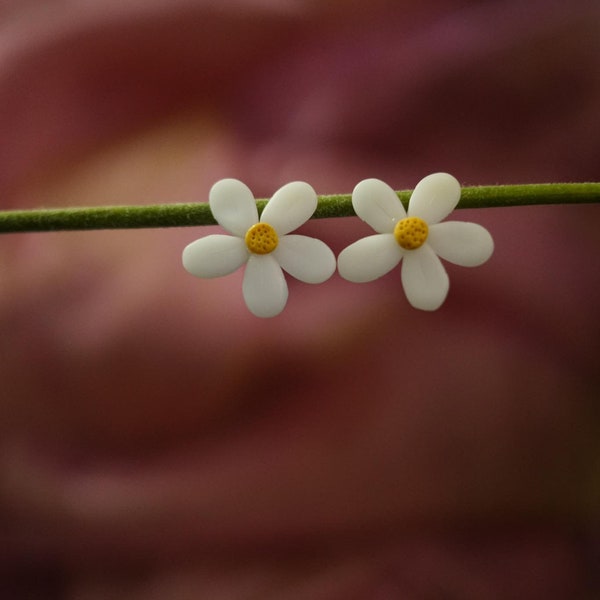 Boucles d'oreilles en pâte fimo / Fleurs blanches mat