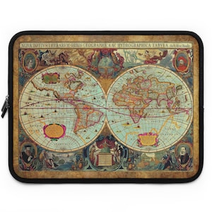 Könnte beinhalten: Eine antike Weltkarte mit blauem Hintergrund und goldenen Akzenten. Die Karte ist in zwei Hemisphären unterteilt, mit Amerika links und Europa, Asien und Afrika rechts. Die Karte ist von einem dekorativen Rand mit Bildern von Schiffen, Menschen und Tieren umgeben.