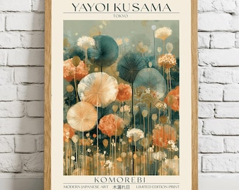 Op de afbeelding: Een ingelijste kunstdruk getiteld Yayoi Kusama Tokyo Komorebi met een botanische illustratie van abstracte bloemen in tinten blauwgroen, oranje en crème. De print bevat de tekst Yayoi Kusama, Tokyo, Komorebi, Modern Japanese Art en Limited Edition Print.