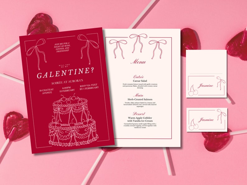 Peut inclure: Une carte d'invitation rouge avec du texte blanc qui dit "Will you be my Galentine?" avec un dessin d'un g&acirc;teau avec des cerises sur le dessus. La carte comprend &eacute;galement des d&eacute;tails pour une f&ecirc;te, y compris la date, l'heure et le lieu. L'invitation est entour&eacute;e de sucettes rouges en forme de c&oelig;ur et d'une carte de menu blanche avec une liste d'aliments.