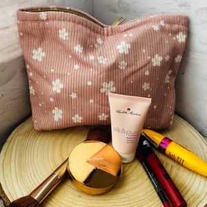 Cosmetic bag in dusty pink with white flowers | Handmade corduroy toiletry bag | Makeup bag | Gift for her