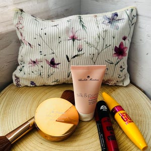 Wildflowers on Cream Cosmetic Bag | Handmade Corduroy Makeup Bag | Delicate & Natural | Travel Bag | Beauty Bag | Gift Idea