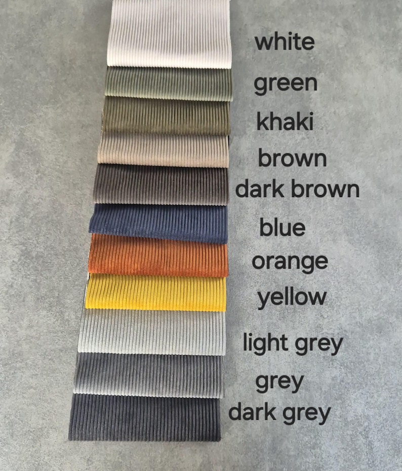 K&ouml;nnte beinhalten: Eine Sammlung von 12 Stoffproben in verschiedenen Farben, darunter Wei&szlig;, Gr&uuml;n, Khaki, Braun, Dunkelbraun, Blau, Orange, Gelb, Hellgrau, Grau und Dunkelgrau. Der Stoff ist gerippt und hat eine strukturierte Oberfl&auml;che.