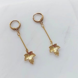 AHORN BLATT Tropfen Ohrringe | saisonaler Herbstschmuck | botanischer Wald Schmuck | Herbst Wald Ohrringe | Kanadisches Ahornblatt | Tropfen baumeln