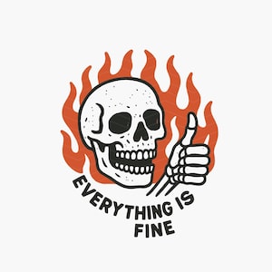 Może przedstawiać: Czarno-biała ilustracja czaszki z uniesionym kciukiem, otoczonej pomarańczowymi płomieniami. Tekst "EVERYTHING IS FINE" jest napisany poniżej. Projekt ma styl vintage inspirowany tatuażami.