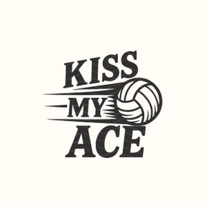 Puede incluir: Diseño gráfico en blanco y negro con el texto "KISS MY ACE" y un balón de voleibol. El balón se muestra con líneas de velocidad, lo que implica movimiento. Adecuado para artículos relacionados con el deporte.