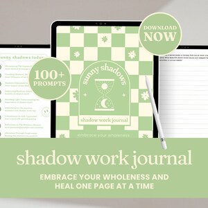 Könnte beinhalten: Ein digitales Journal mit einem grün-weiß karierten Hintergrund. Der Journal-Umschlag zeigt eine grüne Sanduhr mit Sonne und Mond darin. Der Text "sunny shadows shadow work journal embrace your wholeness" befindet sich auf dem Umschlag. Der Text "Jetzt herunterladen" befindet sich in einem gelben Kreis in der oberen rechten Ecke des Bildes. Der Text "100+ Prompts" befindet sich in einem grünen Kreis auf der linken Seite des Bildes. Das Journal ist mit "shadow work journal" betitelt und der Untertitel lautet "EMBRACE YOUR WHOLENESS AND HEAL ONE PAGE AT A TIME".