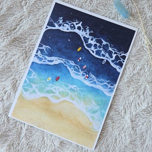 Puede incluir: Una pintura de acuarela de una escena de playa con agua azul y verde, olas blancas y una playa de arena. Hay pequeños objetos rojos, blancos y amarillos flotando en el agua.