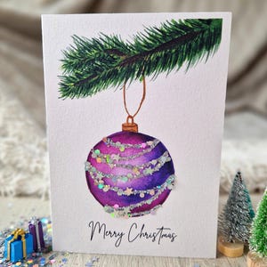 Cartolina di Natale ad acquerello "Buon Natale" / glitter / palla di Natale / viola / albero di Natale / cartolina di Natale / biglietto pieghevole / Scintillante