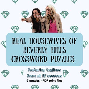 Puede incluir: Crucigramas con frases de las 15 temporadas de Real Housewives of Beverly Hills. La imagen muestra a dos mujeres sobre un rectángulo azul claro con texto y gráficos de diamantes.