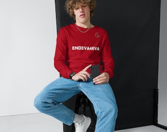 Peut inclure: Un t-shirt à manches longues rouge avec le texte "ENDEVA4EVA" en lettres blanches. Le t-shirt a un petit logo circulaire sur le côté droit de la poitrine.