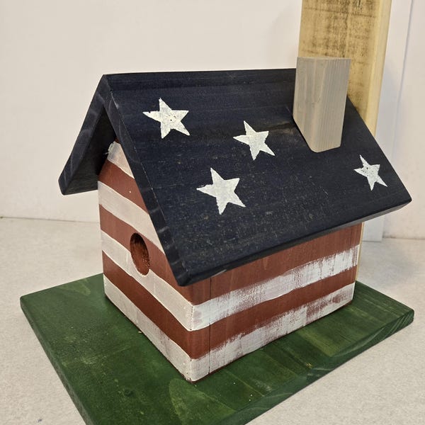 Casetta per uccelli patriottica fatta a mano: decorazione rustica da giardino con bandiera americana