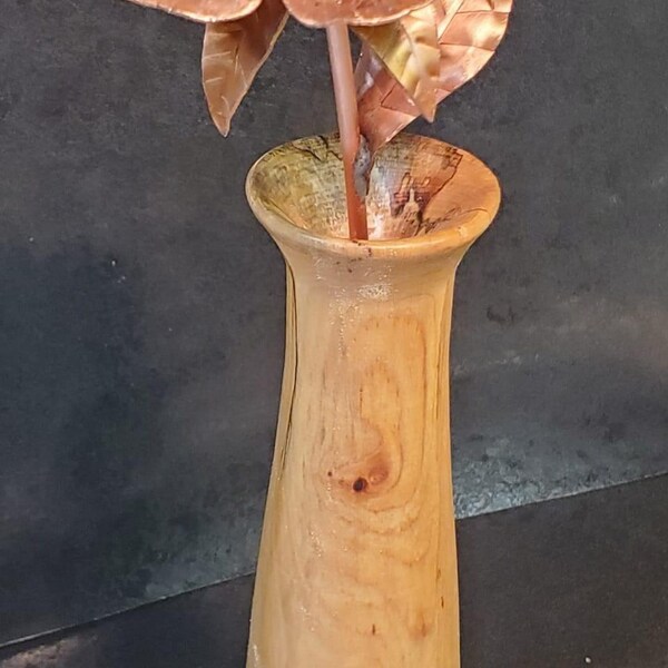 Rosa di rame fatta a mano con elegante vaso di legno