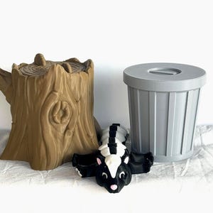 Skunk Fidget Toy, 3D Printed Articulated Skunk – Dumpster Animal Gift – Trash Can or Tree Stump Desk Pet – Cute Animal Figurine