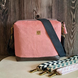 Breitcord Handtasche Damen / Umhängetasche mittelgroß mit Kunstleder / Schultertasche mit 2 Innenfächern Wechselgurt rosa Art.Nr. 01.003