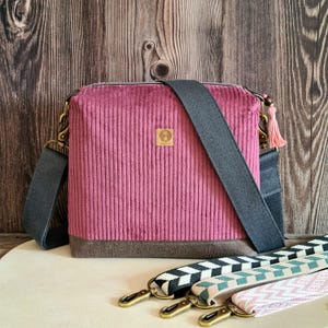 Breitcord Handtasche Damen / Umhängetasche mittelgroß mit Kunstleder / Schultertasche mit 2 Innenfächern Wechselgurt beere Art.Nr. 01.002