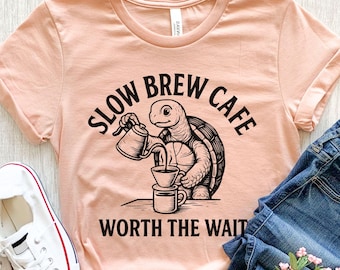 Camiseta Slow Brew Cafe Turtle Coffee, camiseta con estampado divertido de animales, regalo ideal para amantes de las tortugas, camiseta retro de barista para amantes del café.