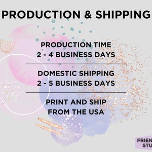 Peut inclure: Un graphique informatif sur fond gris clair avec des taches de style aquarelle en rose, bleu et paillettes dor&eacute;es. Le texte indique : PRODUCTION & SHIPPING, PRODUCTION TIME 2 - 4 BUSINESS DAYS, DOMESTIC SHIPPING 2 - 5 BUSINESS DAYS, PRINT AND SHIP FROM THE USA, FRIEND TEE STUDIO.