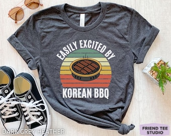 Koreaans BBQ-shirt, Easy Excited By Korean BBQ-T-shirt, grappig BBQ-cadeau, shirt Koreaans eten, T-shirt foodie