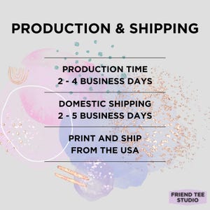 K&ouml;nnte beinhalten: Grafik mit dem Text "PRODUCTION & SHIPPING" in Schwarz. Sie listet "PRODUCTION TIME 2-4 BUSINESS DAYS", "DOMESTIC SHIPPING 2-5 BUSINESS DAYS" und "PRINT AND SHIP FROM THE USA" auf. Das Logo von Friend Tee Studio befindet sich unten rechts.