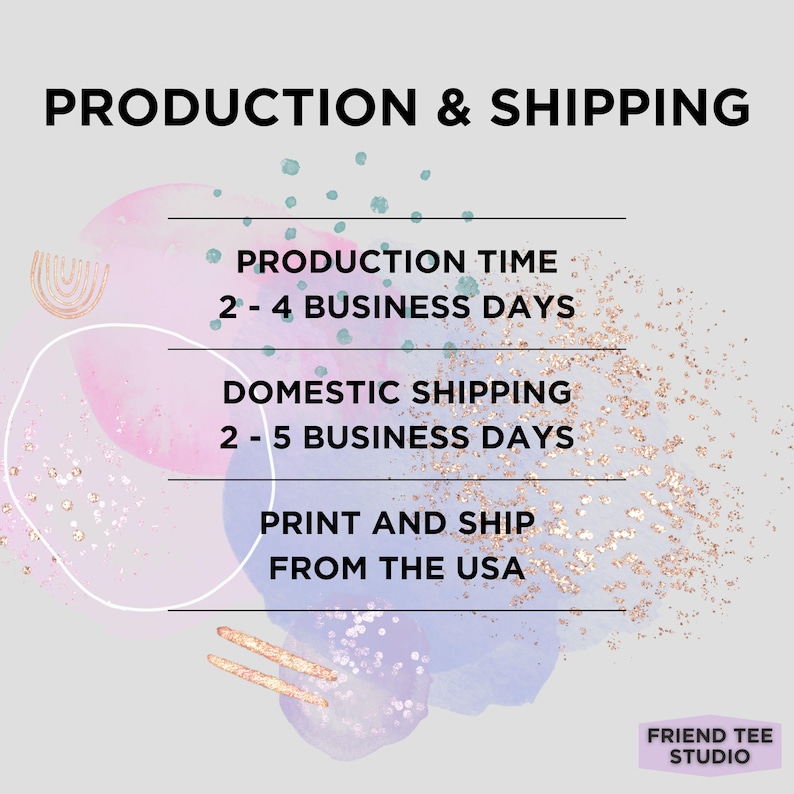 K&ouml;nnte beinhalten: Grafik mit dem Text "PRODUCTION & SHIPPING" in Schwarz. Sie listet "PRODUCTION TIME 2-4 BUSINESS DAYS", "DOMESTIC SHIPPING 2-5 BUSINESS DAYS" und "PRINT AND SHIP FROM THE USA" auf. Das Logo von Friend Tee Studio befindet sich unten rechts.