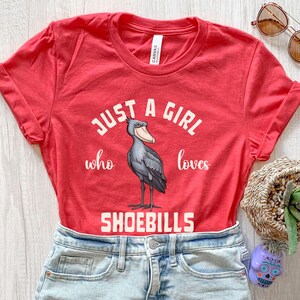 Puede incluir: Camiseta roja con un gr&aacute;fico blanco de un zoc&oacute; y el texto "Just a girl who loves shoebills".