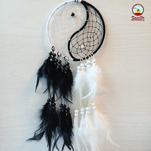 Atrapasueños Yin Yang, Atrapasueños para colgar en la pared, Pluma atrapasueños en blanco y negro, Atrapasueños nativo americano