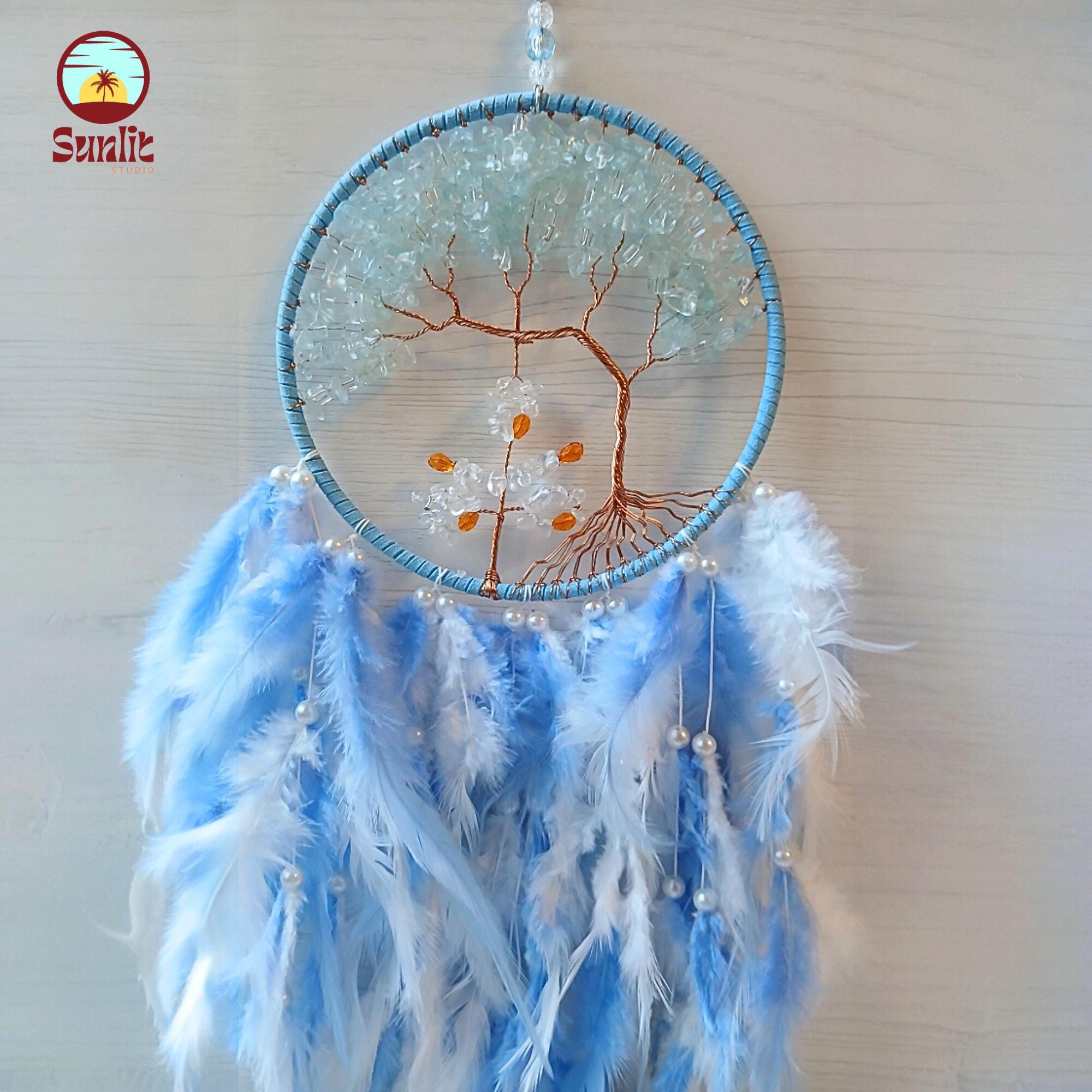 ドリームキャッチャー ホワイト dream catcher 羽根 径9cm クロシェ 雑貨 壁掛け ネイティブアメリカン 魔除け お守り  おまじないの通販はau PAY マーケット - リゾート雑貨とアロマショップ | au PAY マーケット－通販サイト ドリームキャッチャー 大型 壁掛け 羽根付き 生命の樹デザイン クリスタルターコイズ装飾 ネイティブアメリカン風 吊り飾り 寝室 リ