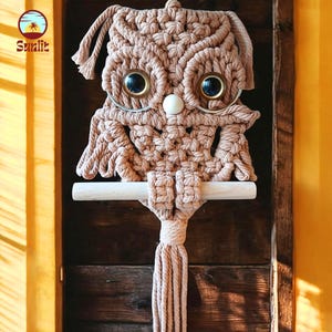 フクロウのマクラメ壁掛け – ボヘミアンや自然をテーマにしたインテリアに最適なフクロウのウォールアート。動物好きの方へのユニークなギフトに。