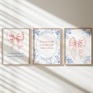 Impressão de versículo bíblico para berçário, arte de parede com laço rosa e azul, decoração cristã para berçário, arte de parede rosa suave, impressão para sala de jogos infantil, decoração para escola dominical