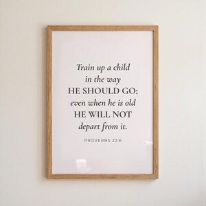 Spreuken 22:6 afdrukbare muurkunst, train een kind bijbelvers print, christelijk klaslokaal decor, schriftposter voor leraar cadeau