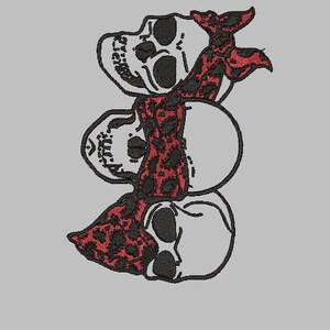 Puede incluir: Tres calaveras blancas con ojos negros y bandanas rojas. Las bandanas tienen un patrón blanco y negro.
