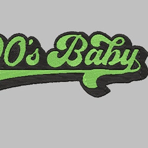 Może przedstawiać: Zielono-czarna haftowana naszywka z tekstem "90's Baby" w retro czcionce.