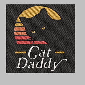 Puede incluir: Parche bordado con la silueta de un gato negro sobre un diseño de puesta de sol en tonos naranja y amarillo. El texto "Cat Daddy" está escrito en blanco debajo del gato, con líneas horizontales arriba y abajo.