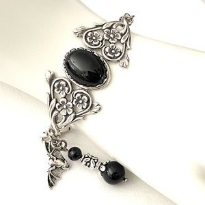 Pulsera victoriana gótica de plata antigua Pulsera de palanca de plata antigua gótica con cabujón de ónix negro y colgante de cuentas
