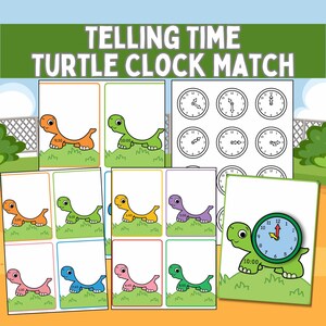 Può includere: Gioco educativo con illustrazioni di tartarughe e orologi. Il testo "TELLING TIME TURTLE CLOCK MATCH" è visualizzato in alto. Il gioco include carte con tartarughe che mostrano orari diversi e quadranti di orologi corrispondenti.