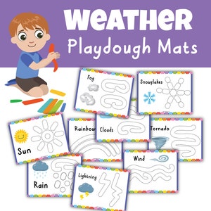Op de afbeelding: Weer Playdough Mats met illustraties van weerelementen zoals zon, regen en wolken. De matten hebben kleurrijke randen en bevatten de tekst "Weather Playdough Mats". Een kind wordt getoond terwijl het met klei speelt.