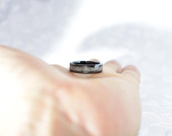 Gedenkring as: wolfraam- of keramische crematiesieraden