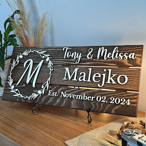 Personalisiertes Holzmonogramm Familienschild mit Namen des Paares, Benutzerdefiniertes Namensschild, Einzigartiges Hochzeitsgeschenk für Paar, rustikales Etabliertes Datum Schild