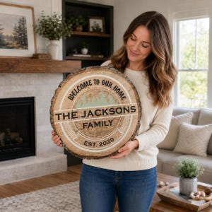 Letrero personalizado con nombre familiar, rodaja de madera a medida, decoración de tronco de madera sintética, arte de pared rústico, regalo de inauguración de casa, decoración de cabaña, MDF impreso con UV imagen 2